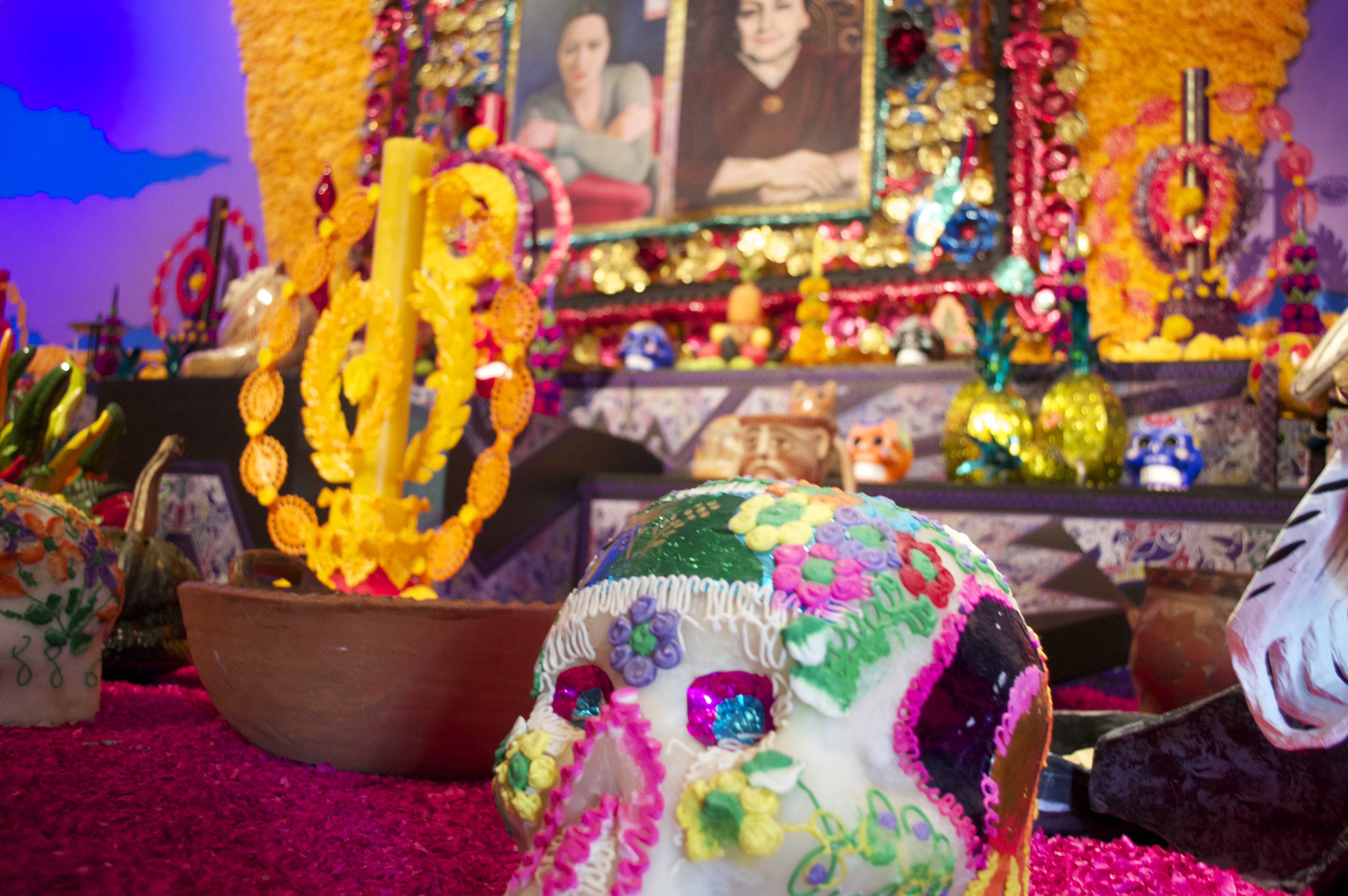 Dia_de_muertos_Candy_skull_and_altar